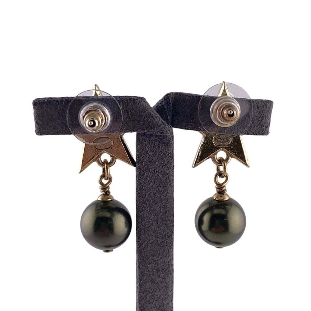 CHANEL Green Pearl Logo Earrings - Picture 5 of 8